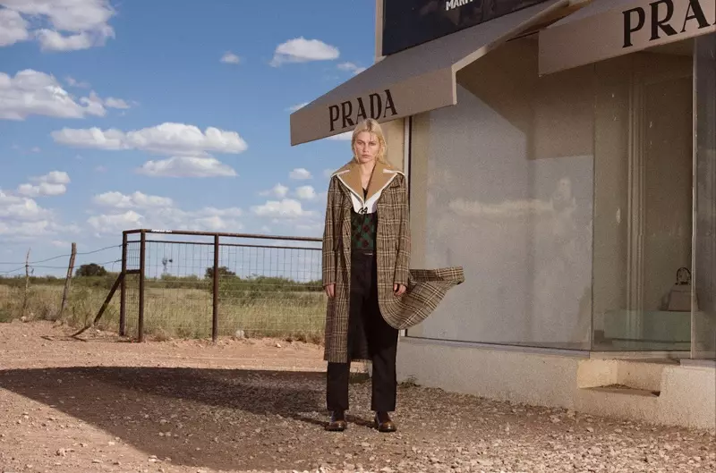 Модель Алін Вебер позує на ґрунтовій дорозі за межами фільму Prada Marfa