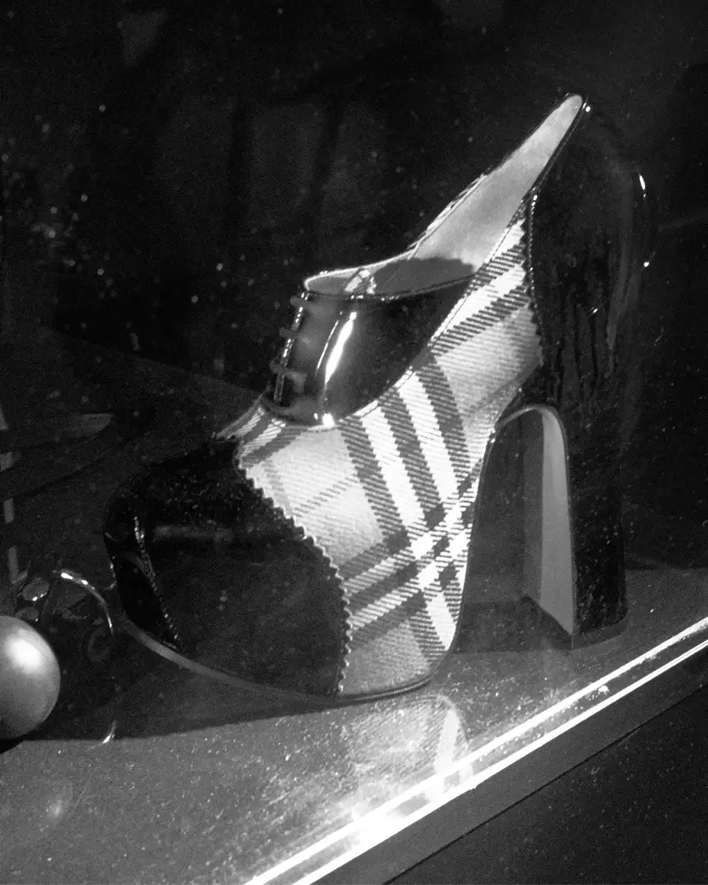 Burberry check platforma dizajnirana u saradnji sa Vivienne Westwood