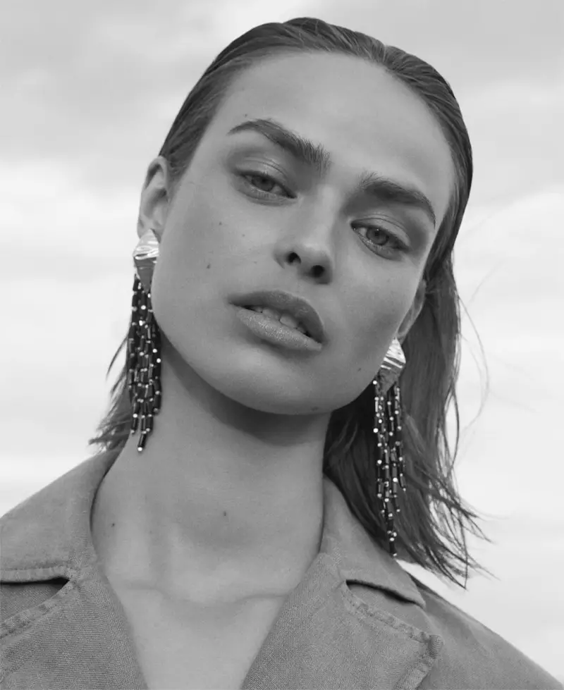 Model Birgit Kos fronter Zara Behind the Desert lookbook forår-sommer 2018