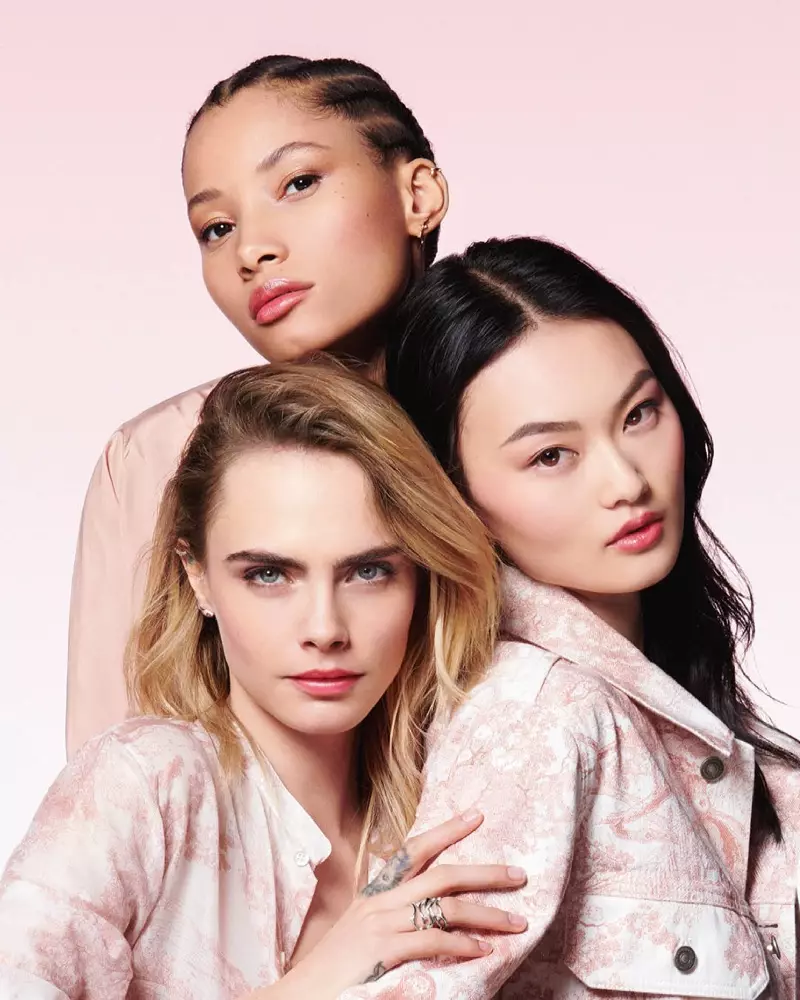 Les models Cara Delevingne, He Cong i Lineisy Montero posen per a la campanya Dior Addict Lip Glow.