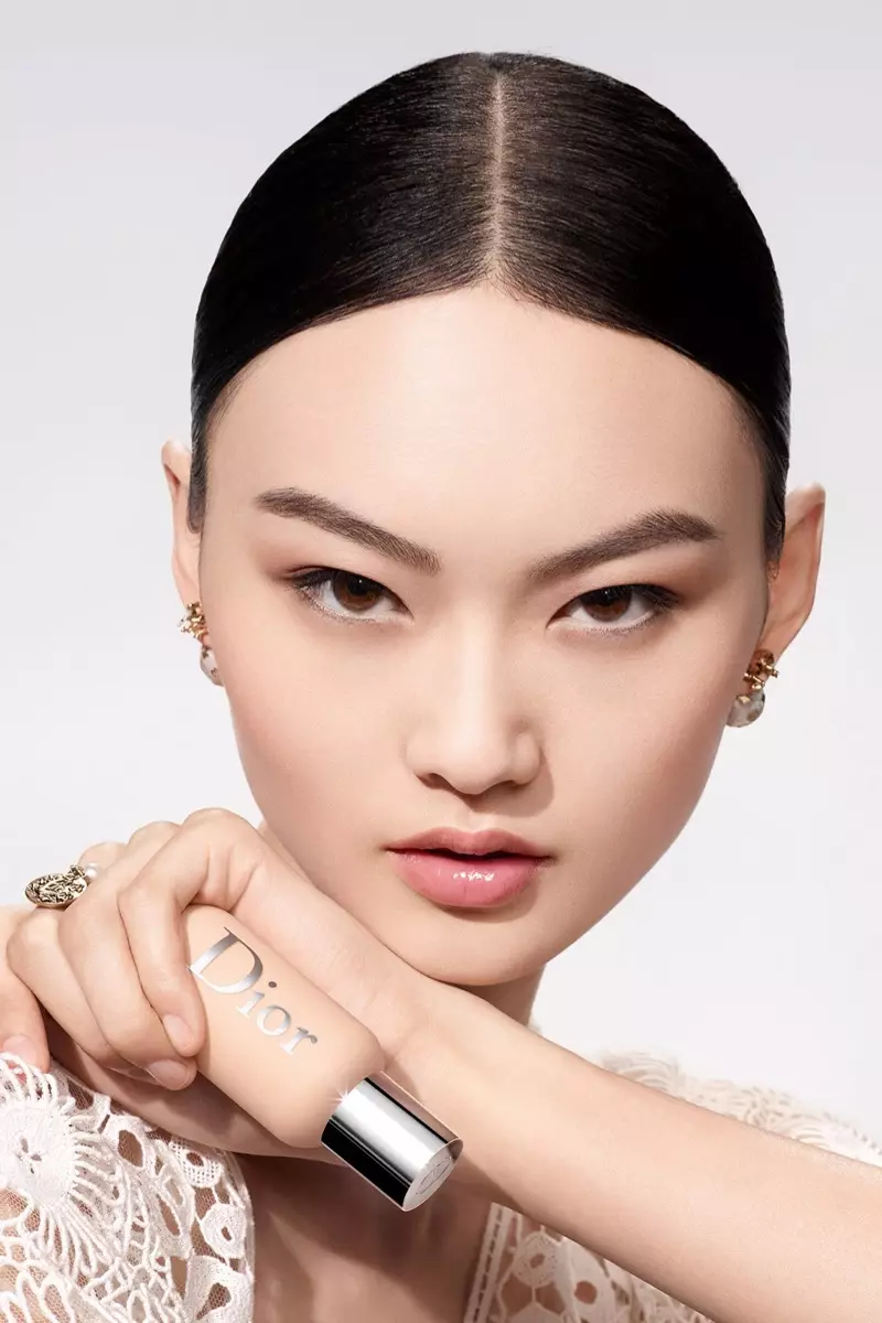 He Cong posa para la campaña de maquillaje de Dior Backstage Face & Body Foundation.