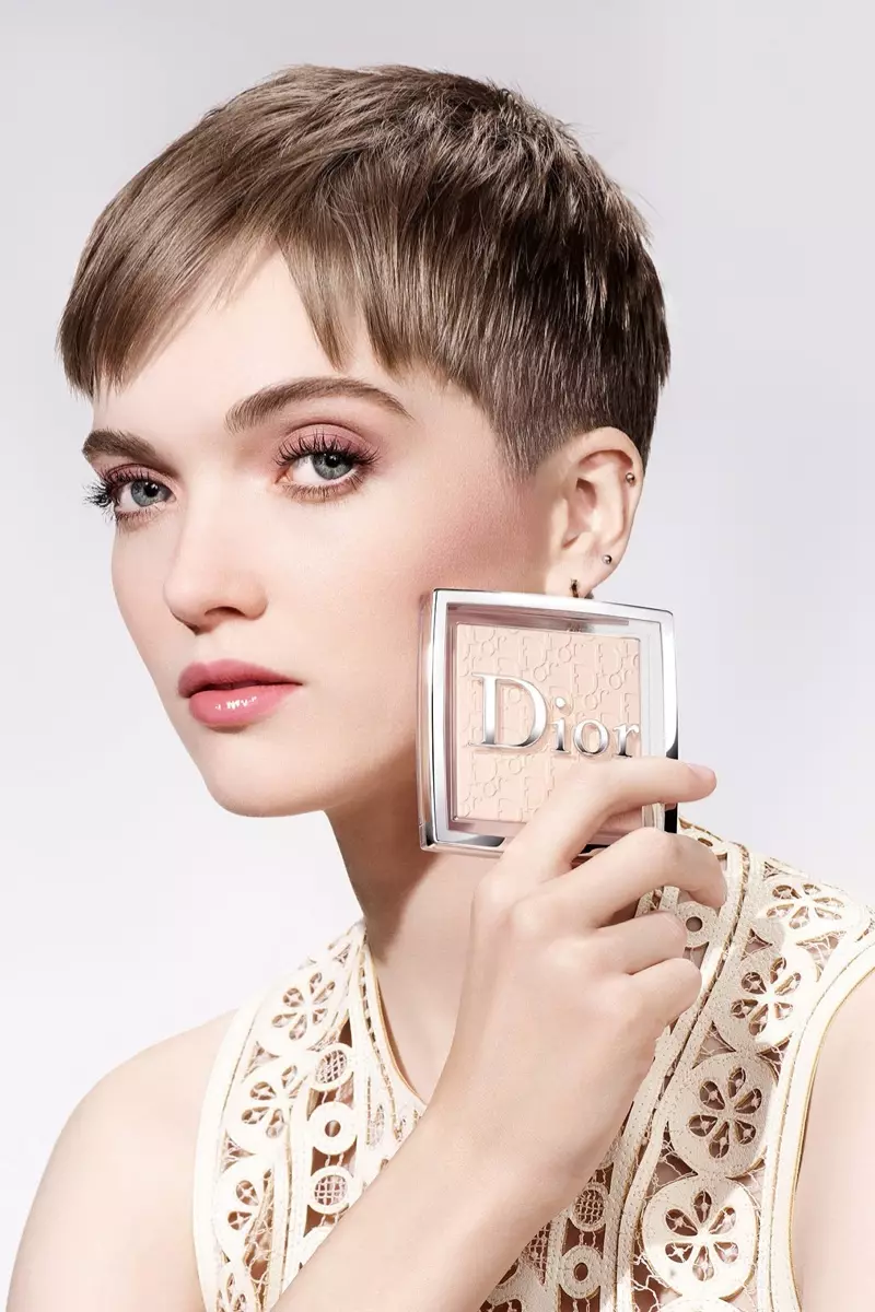 Рут Белл Dior Backstage Powder-no-Powder макияж кампаниясендә пәйда була.