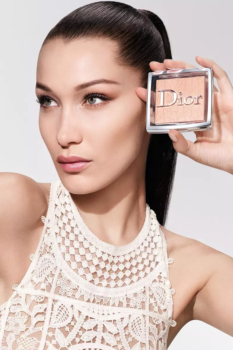 Белла Хадид Dior Backstage Powder-no-Powder макияж кампаниясенә поза.