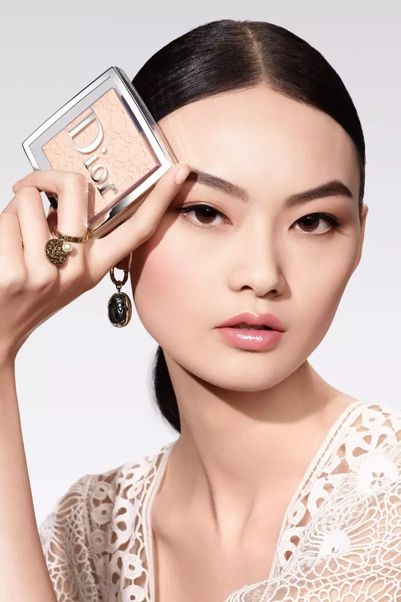 He Cong dia kintana ao amin'ny fampielezan-kevitra makiazy Dior Backstage Powder-no-Powder.