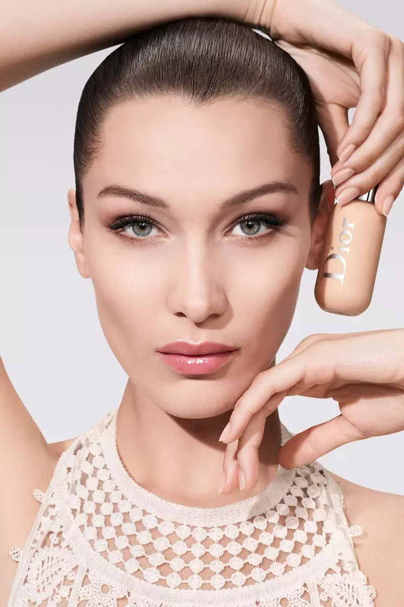 Bella Hadid awọn irawọ ni Dior Backstage Face & Ara Foundation ipolongo atike.