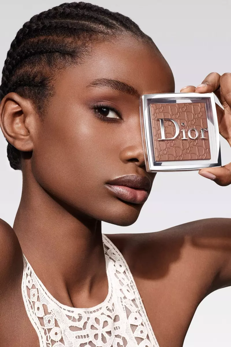 Imari Karanja 負責 Dior Backstage Powder-no-Powder 彩妝活動。