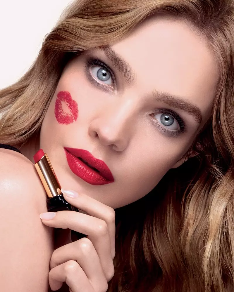 Natalia Vodyanova ndiye nkhope ya kampeni ya Guerlain Kiss Kiss milomo.