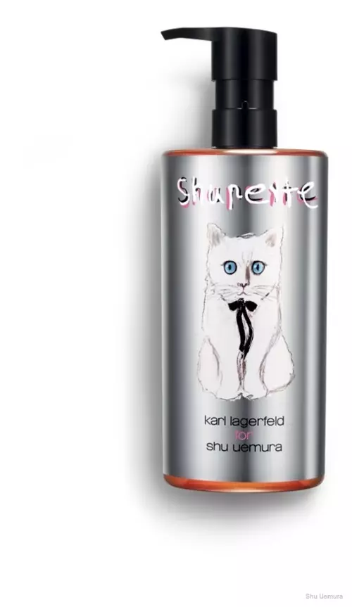 Карл Лагерфелд за маслото за чистење Shu Uemura 'Shupette'