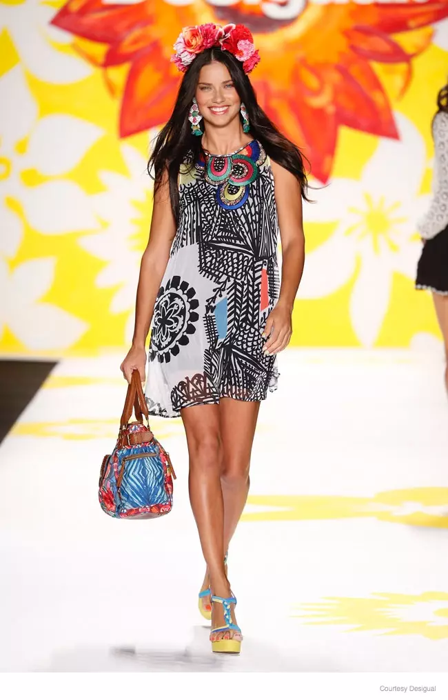 Adriana Lima op Desigual lente/zomer 2015