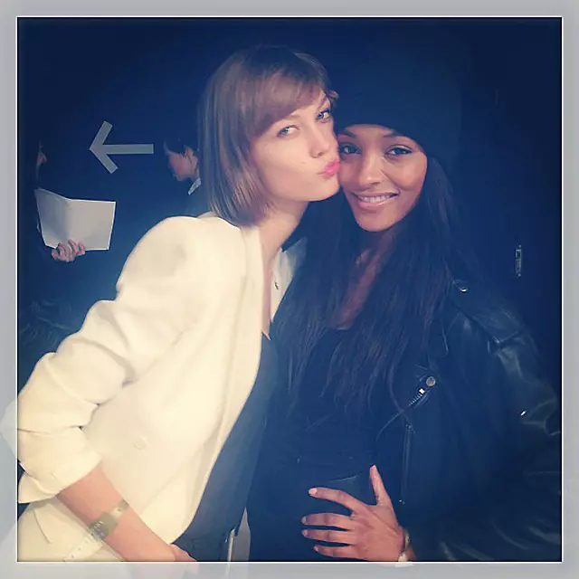 Karlie Kloss le Jourdan Dunn ba ka morao sethaleng. Senepe: Instagram