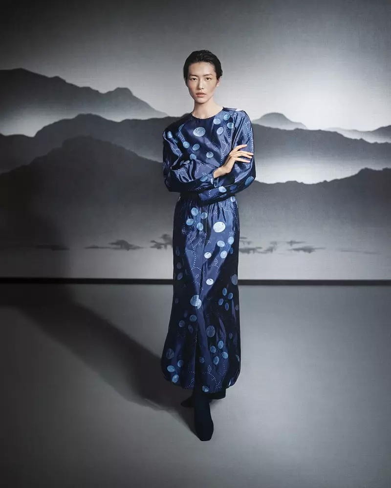 Model Liu Wen nindakake kampanye Giorgio Armani musim gugur-musim dingin 2021.