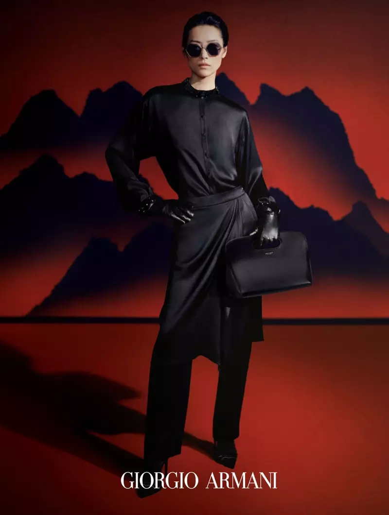 Prenant la pose, Liu Wen incarne la campagne automne-hiver 2021 de Giorgio Armani.