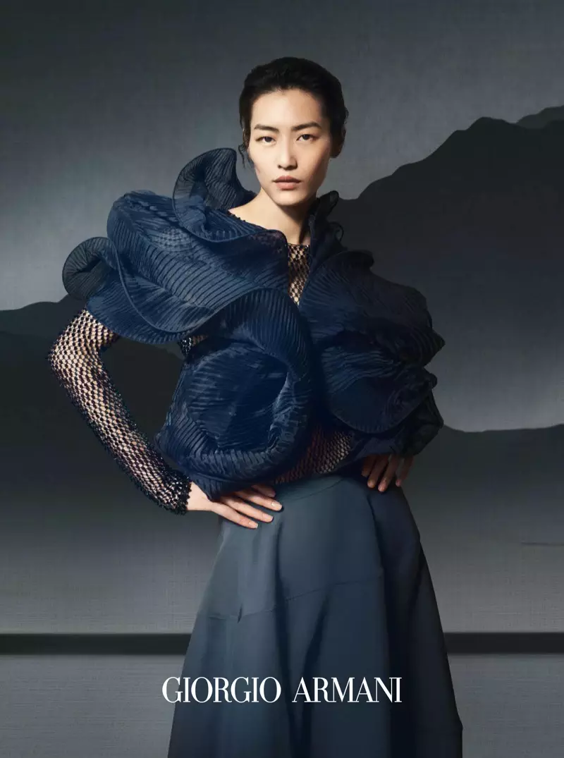 I en skulptural look poserar Liu Wen för Giorgio Armani höst-vinter 2021-kampanj.