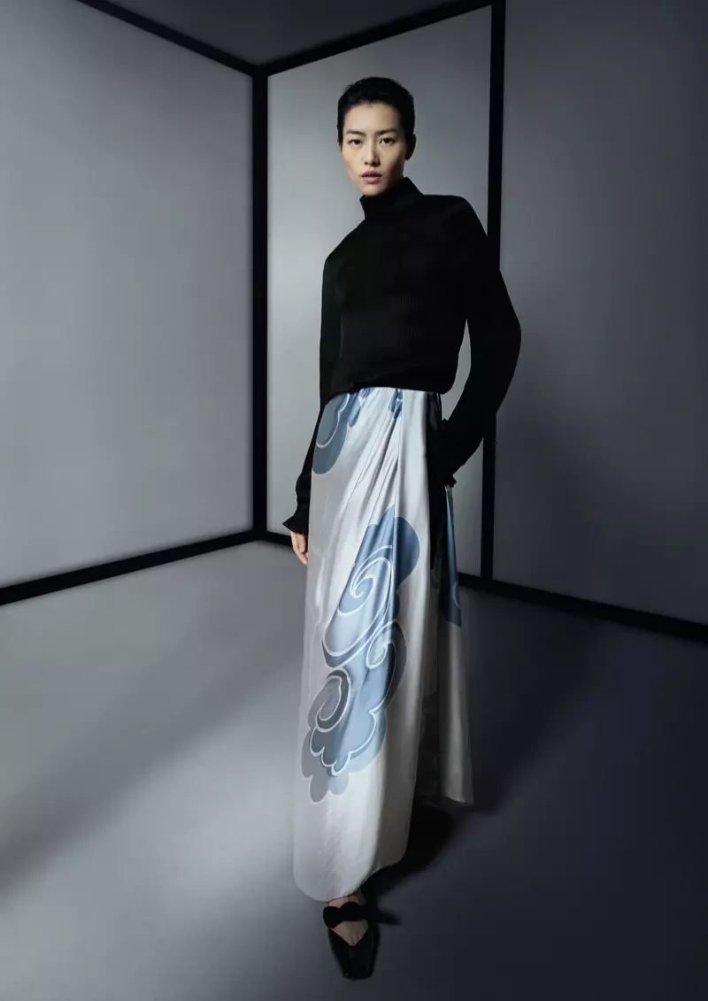 Caitheann Liu Wen cuma turtleneck i bhfeachtas titim-gheimhridh 2021 Giorgio Armani.