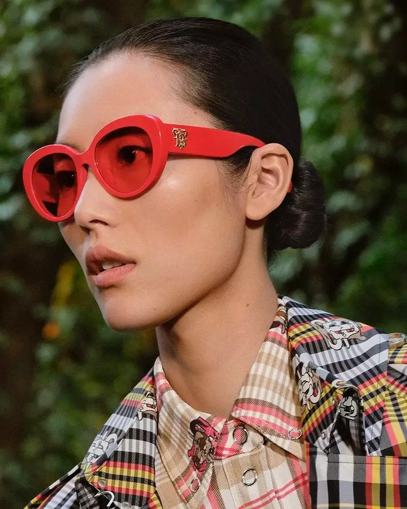 Liu Wen porta ulleres de sol vermelles a la campanya de l'Any Nou Xinès 2021 de Burberry.