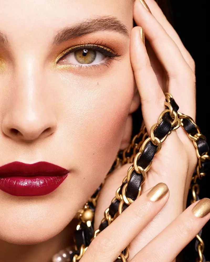 Vittoria Ceretti glumi u kampanji Chanel Makeup Holiday 2020.