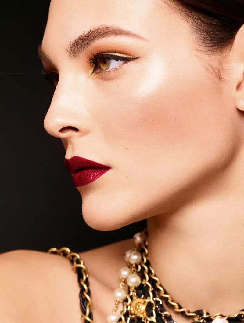 Chanel Makeup-ek Holiday 2020 kanpaina aurkeztu du.