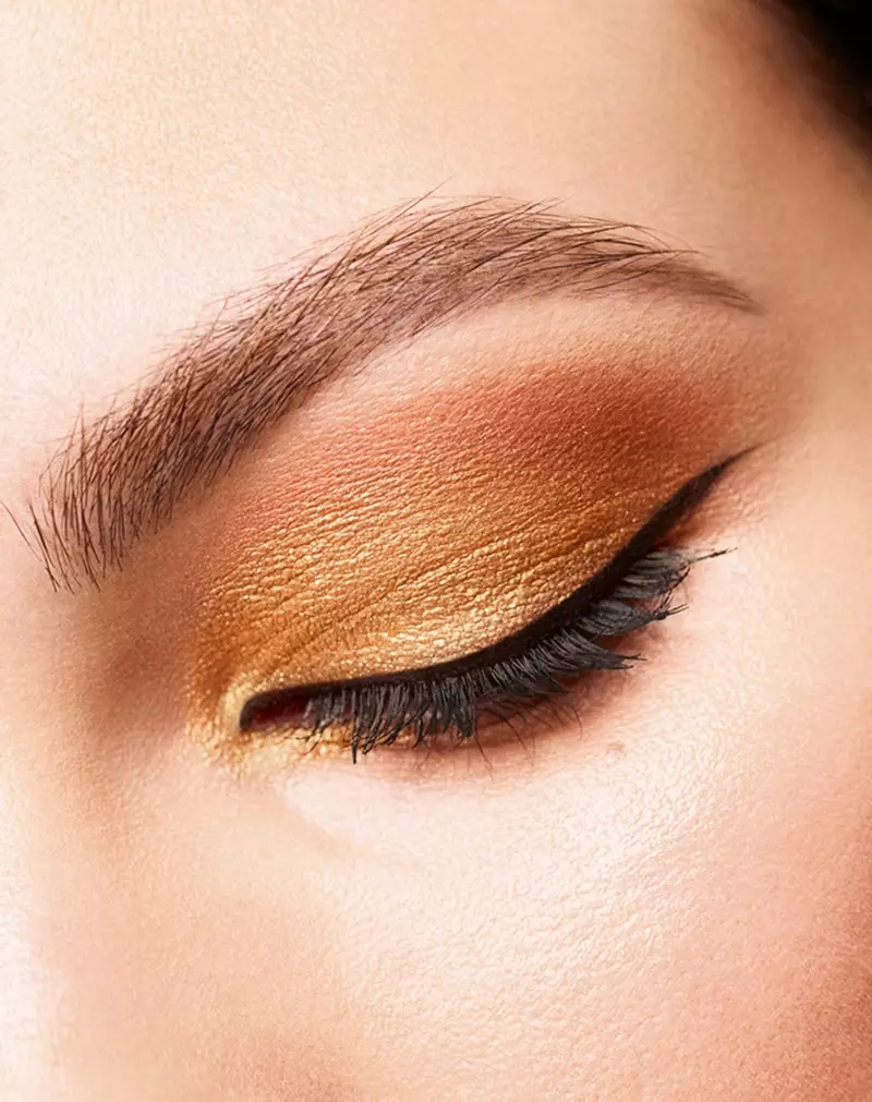 Tá scáth súl Antique Gold ag Chanel le haghaidh bailiúchán makeup Saoire 2020.