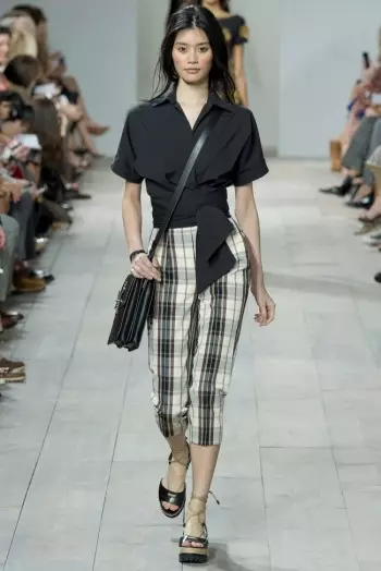 Michael Kors သည် Spring 2015 အတွက် 50s Americana တွင်ဆွဲသည်။