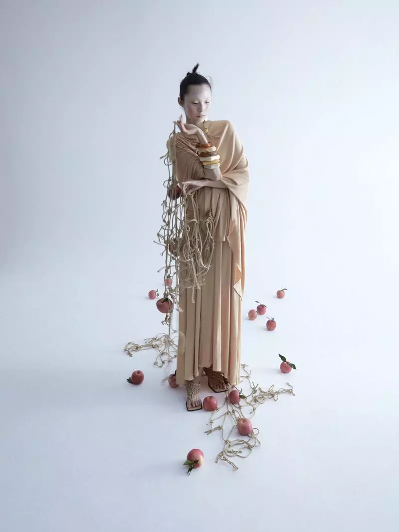 Xiao Wen Ju poserar i eleganta ensembler för ELLE Kina