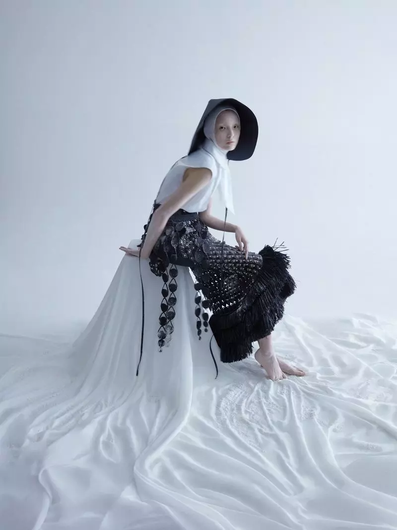Xiao Wen Ju poserar i eleganta ensembler för ELLE Kina