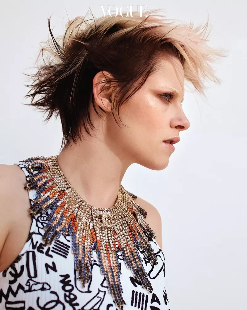 Pare pou closeup li, Kristen Stewart mete yon kwafur enspire Punk