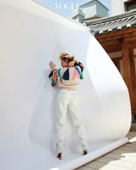 क्रिस्टन स्टीवर्ट वोग कोरिया के लिए चैनल मेटियर्स डी'आर्ट पहनता है