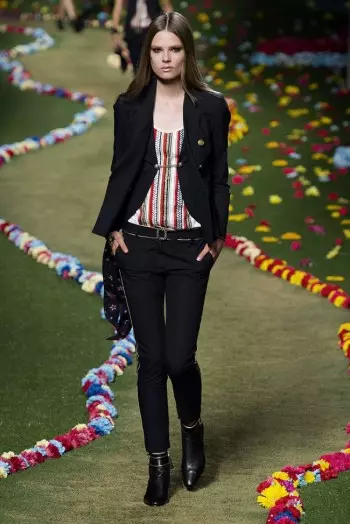 Tommy Hilfiger वसन्त 2015 को लागि फेस्टिवल फेसनमा लिन्छ