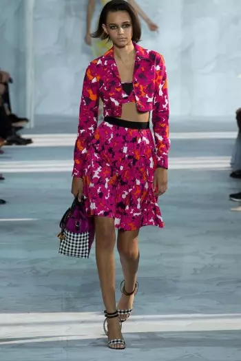 Diane Von Furstenberg موسم بہار 2015 کے لئے دن کے وقت وضع دار کرتا ہے۔