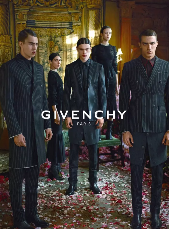 Givenchy جي زوال-سياري 2015 جي مهم مان هڪ تصوير