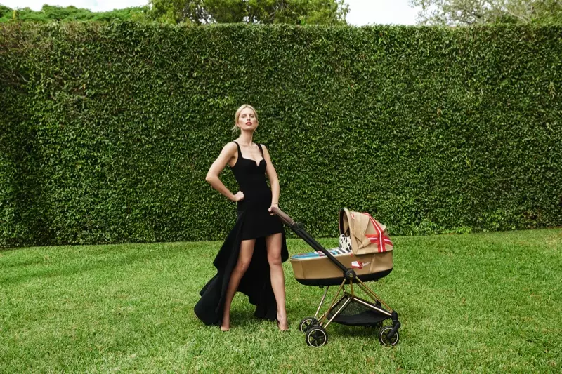 Supermodel Karolina Kurkova posiert neben einem Kinderwagen aus der Cybex-Kollaboration