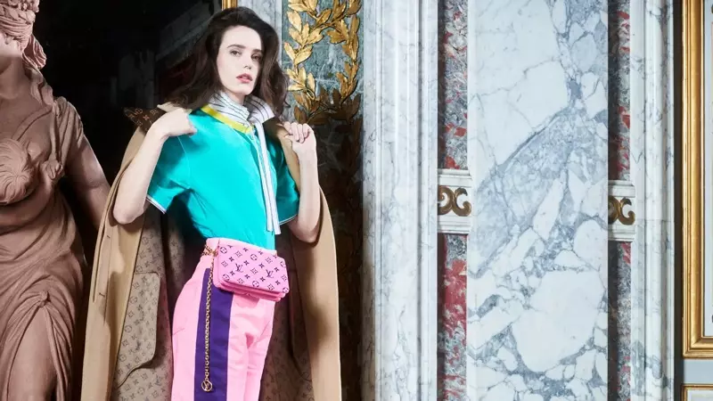 Stacy Martin posearret mei Pochette Coussin tas yn Louis Vuitton pre-fall 2021 kampanje.