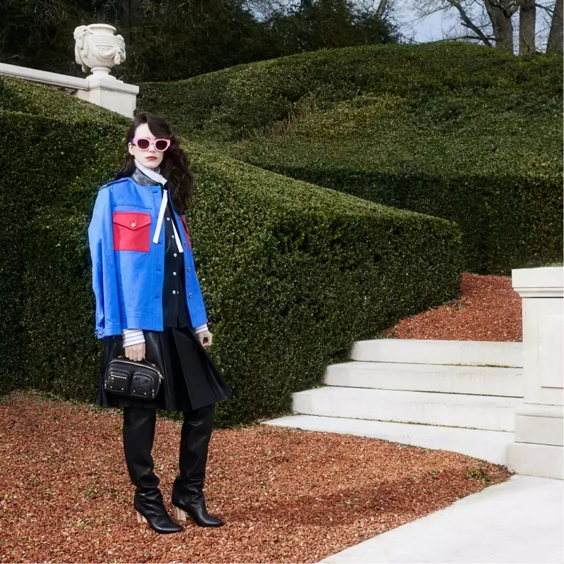 Stacy Martin akuwonekera mu kampeni ya Louis Vuitton pre-fall 2021.