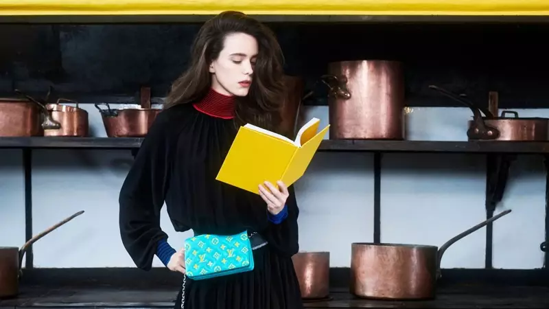 Terwyl hy 'n boek lees, staan Stacy Martin voor die Louis Vuitton-veldtog voor die herfs 2021.