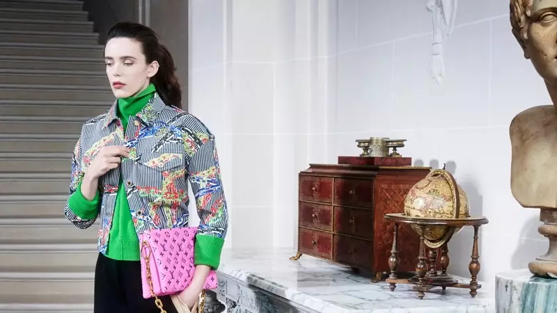 Stacy Martin ji bo kampanyaya Louis Vuitton ya beriya payizê ya 2021-an disekine.