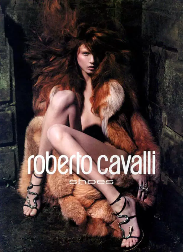 Retrocesso quinta-feira | Angela Lindvall para a campanha de outono 2004 de Roberto Cavalli