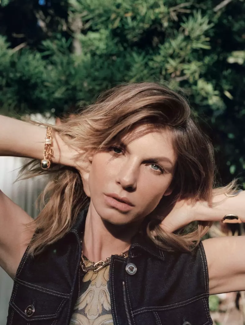 L'Officiel Paris အတွက် Angela Lindvall Channels Summer Vibes