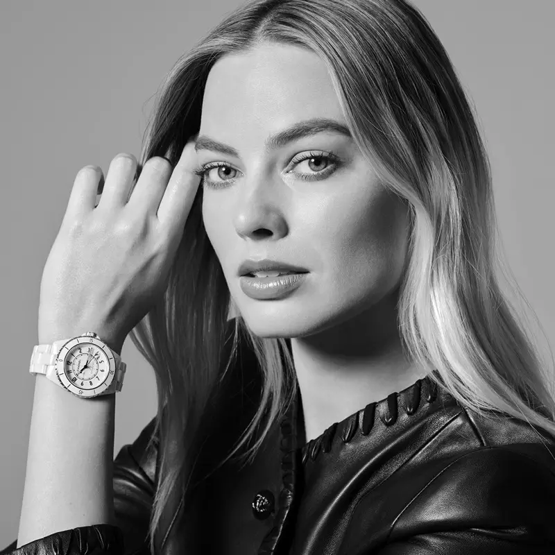 Béntang Margot Robbie dina kampanye Chanel J12 Watch.