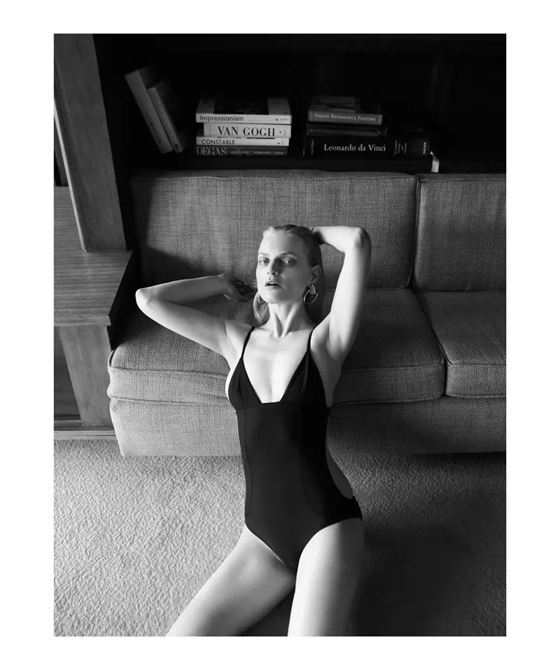 Photographiée en noir et blanc, Guinevere van Seenus porte un maillot de bain une pièce