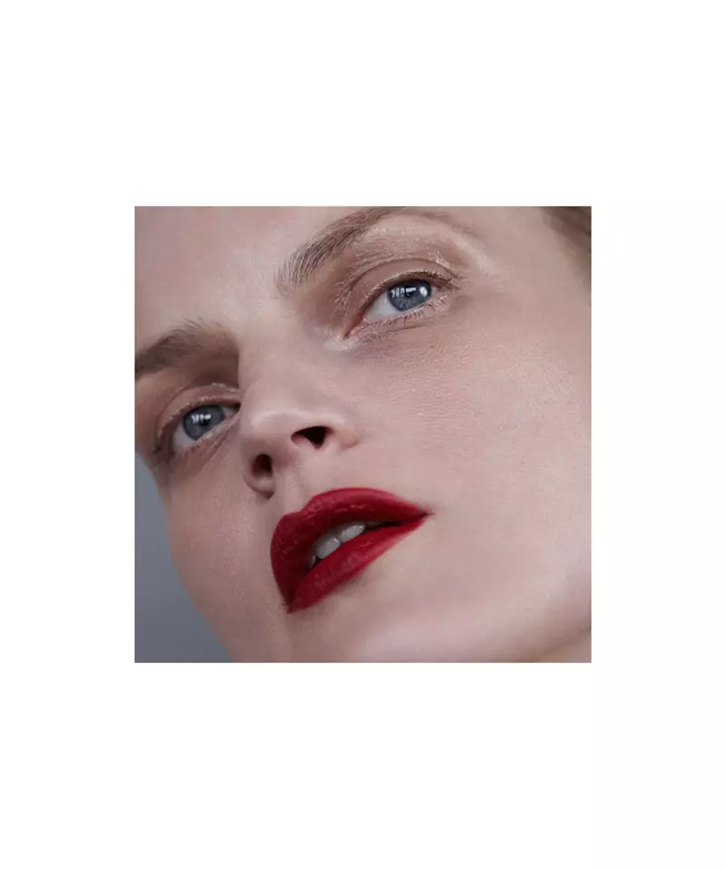 Guinevere van Seenus porte une teinte de rouge à lèvres rouge foncé