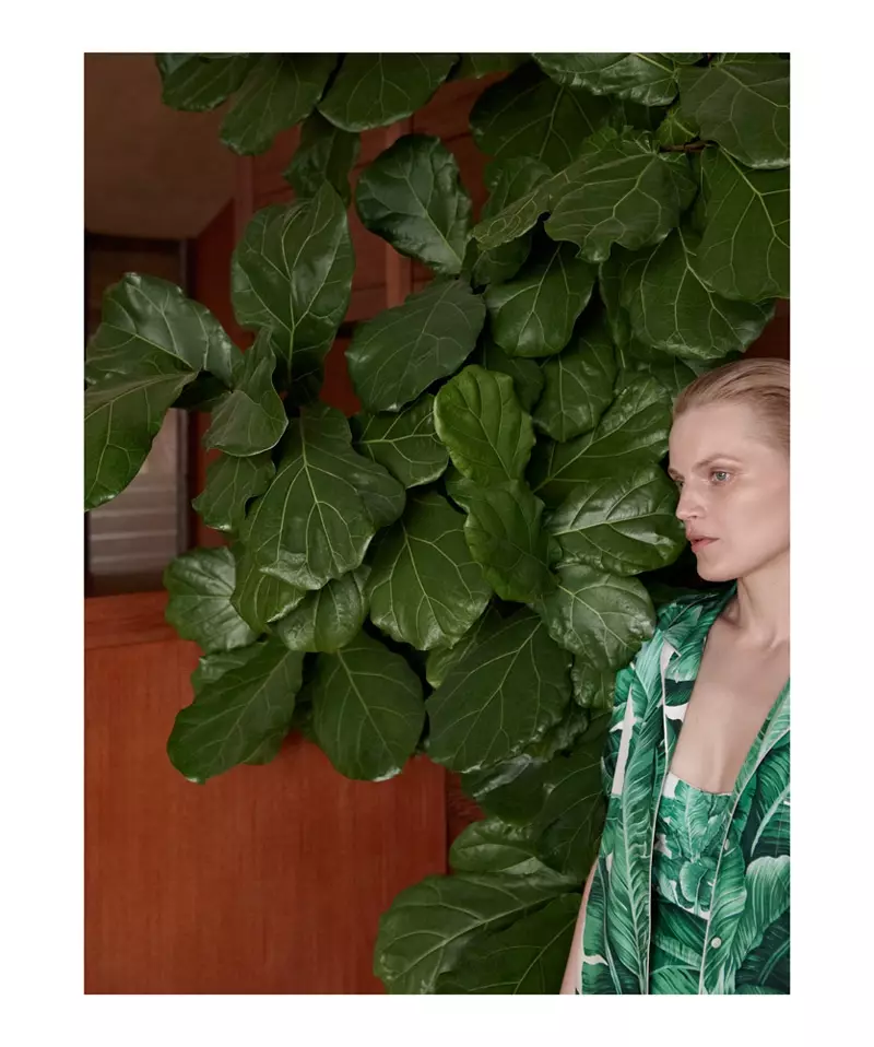 Guinevere van Seenus porte une chemise boutonnée Dolce & Gabbana et un haut à imprimé feuilles