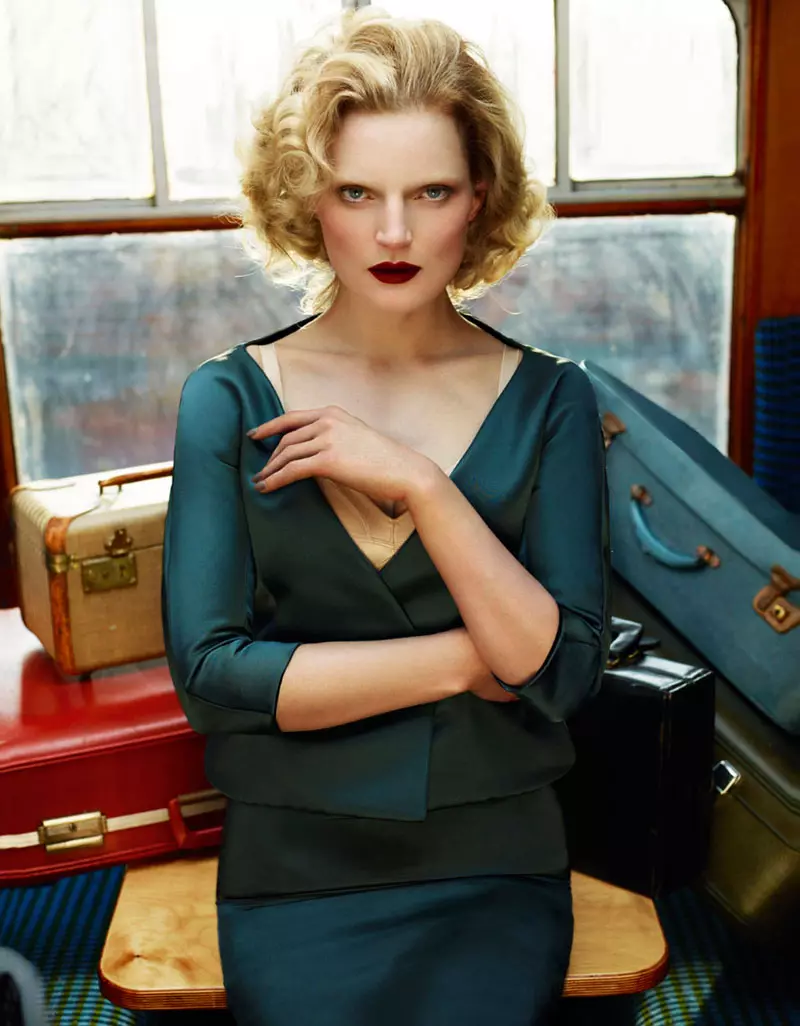 Guinevere van Seenus Enchants ar gyfer Cuneyt Akerglou yn Vogue Wcráin Shoot