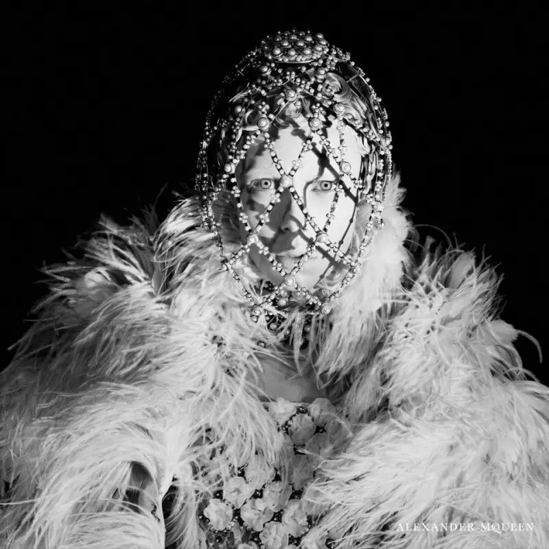 大衛·西姆斯 (David Sims) 的亞歷山大·麥昆 (Alexander McQueen) 2013 秋季廣告大片，伊迪·坎貝爾 (Edie Campbell) 大放異彩