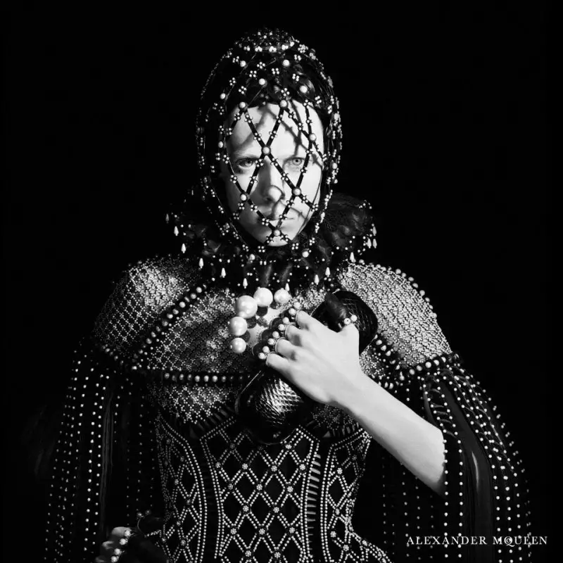 Edie Campbell verður konungur fyrir Alexander McQueen haustherferð 2013 eftir David Sims