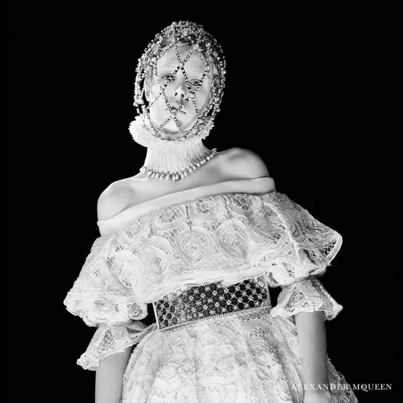 Η Edie Campbell παίρνει το Regal για την καμπάνια Alexander McQueen Φθινόπωρο 2013 από τον David Sims