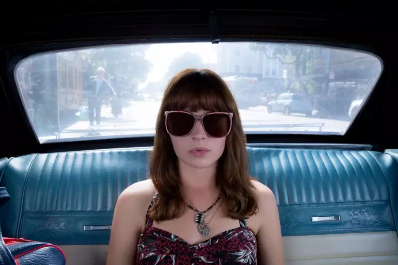 Britt Robertson sida Sophia Amoruso ee 'Girlboss'. Sawirka: Netflix