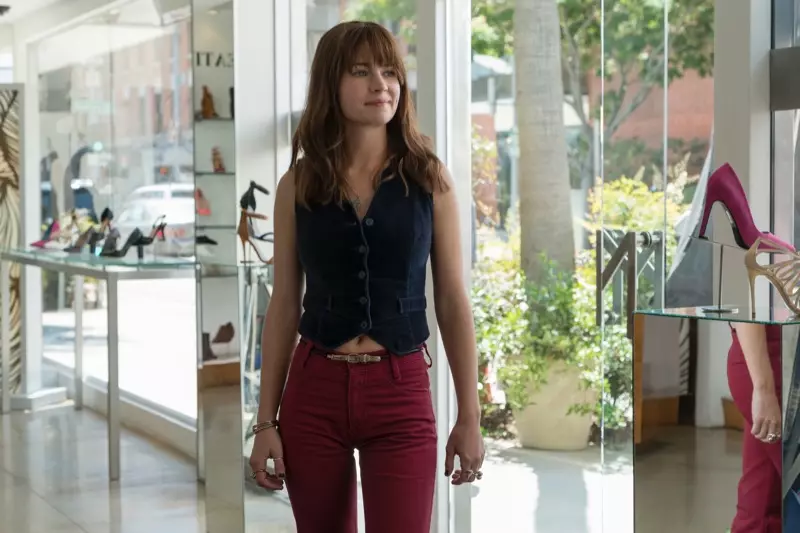 Britt Robertson indossa un gilet ispirato agli anni '70 e jeans rossi in Girlboss. Foto: Netflix