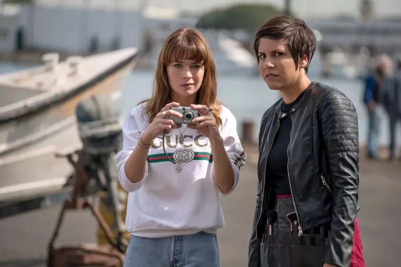 Britas Robertsonas (Sophia) vilki „Gucci“ megztinį „Girlboss“. Nuotrauka: „Netflix“.