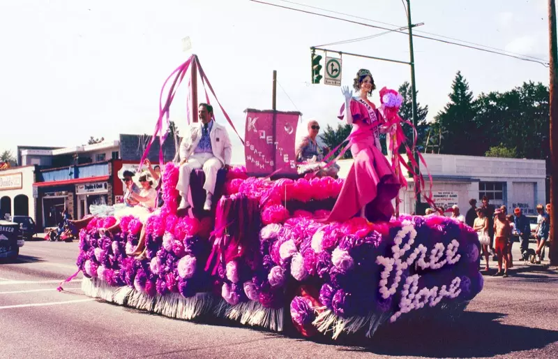 Lana Del Rey posiert auf einem Paradewagen und trägt ein Kleid von Christian Siriano und Schuhe von Christian Louboutin