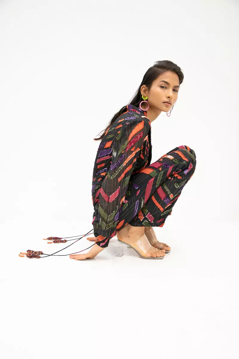 Jumpsuit Nirmooha, Earring Semidot Studio & Footwear Zara. Foto: Kay Sukumar